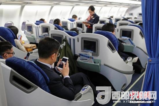 在東航MU5137航班上，旅客全程在飛行模式下可以使用手機。殷立勤 攝