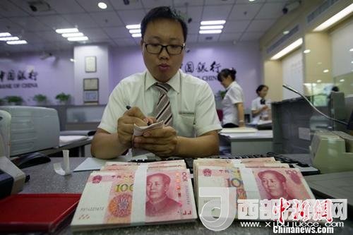 資料圖：銀行工作人員正在清點貨幣。<a target='_blank' >中新社</a>記者 張云 攝