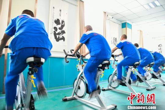 山西省戒毒人員正在進行身體鍛煉?！⊥踅ㄜ?攝