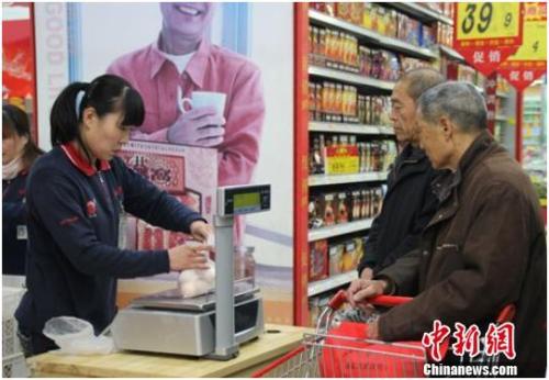 資料圖：在保定市北市區(qū)一家大型超市內(nèi)，促銷(xiāo)員正在為購(gòu)買(mǎi)雞蛋的市民稱量、打包。李芳華 攝