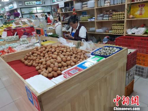 圖為菜市場(chǎng)里賣(mài)的雞蛋。 謝藝觀 攝