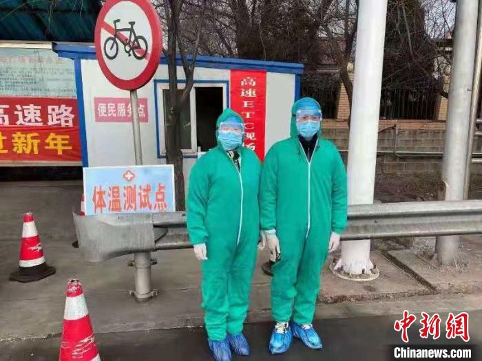 鄉(xiāng)鎮(zhèn)衛(wèi)生院和社區(qū)衛(wèi)生中心工作人員排查發(fā)熱患者?！〗樾菔嗅t(yī)療集團(tuán)供圖 攝