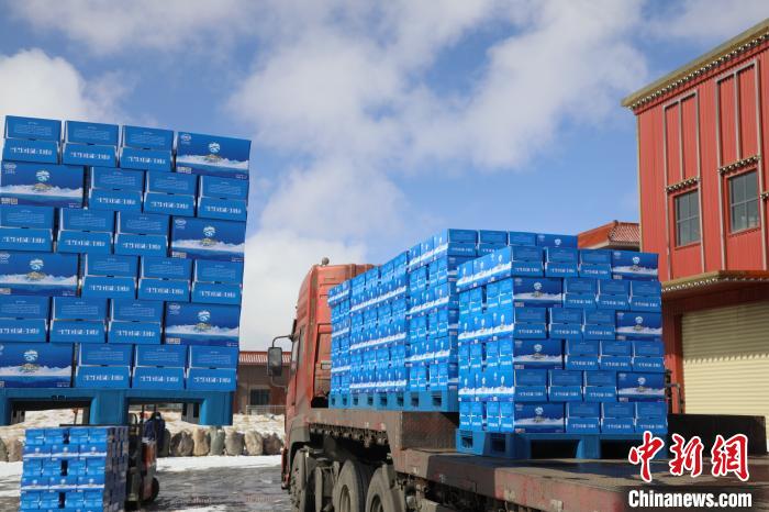 圖為當(dāng)雄的冰川礦泉水裝車，即將發(fā)往湖北?！‘?dāng)雄縣 供圖 攝