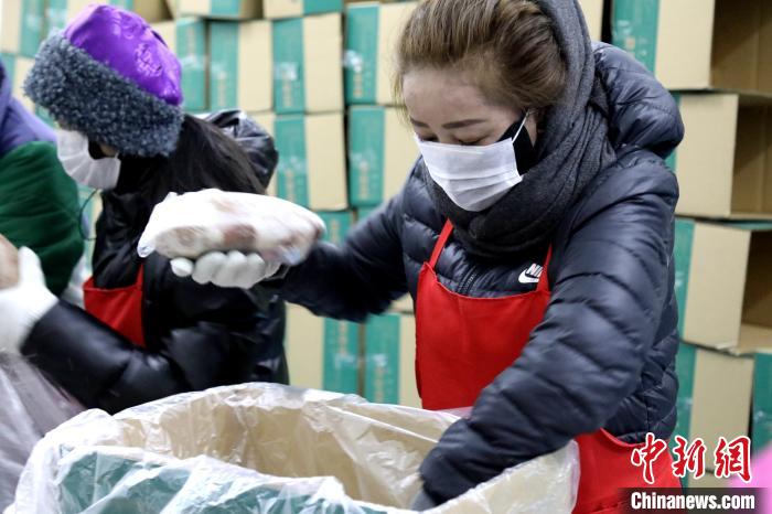 當(dāng)雄縣民眾將牦牛肉裝箱?！‘?dāng)雄縣 供圖 攝