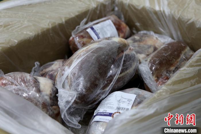當(dāng)雄縣援鄂物資中的牦牛肉，圖中的為腱子肉，是牦牛肉中的“極品”?！‘?dāng)雄縣 供圖 攝