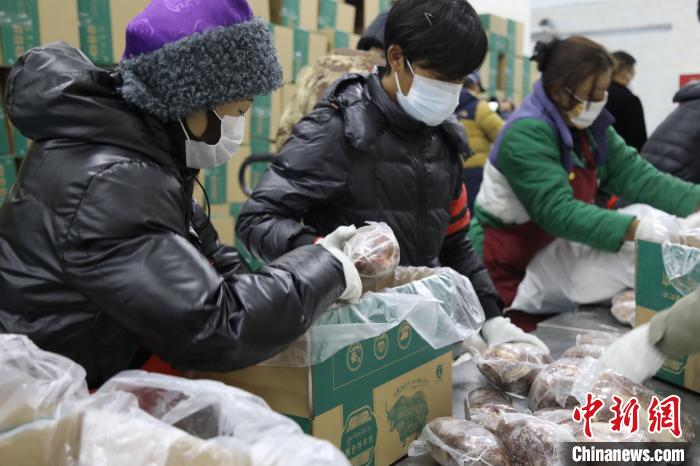 當(dāng)雄縣民眾打包當(dāng)?shù)氐奶禺a(chǎn)，“有身份證”牦牛肉?！‘?dāng)雄縣 供圖 攝