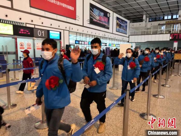 外出務(wù)工人員有序排隊(duì)辦理登記手續(xù)?！O友軍 攝