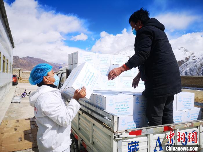 圖為工作人員搬運物資。堆龍德慶區(qū)宣傳部供圖