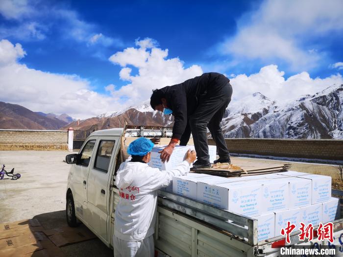 圖為工作人員搬運物資。堆龍德慶區(qū)宣傳部供圖