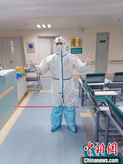 徐陶在工作中。四川援助湖北醫(yī)療隊供圖