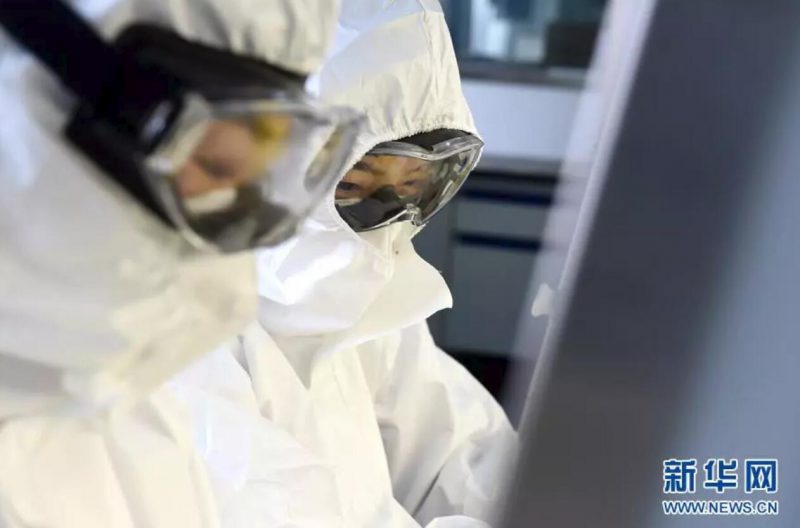 ▲資料圖片：負責新型冠狀病毒核酸檢測的工作人員，在實驗室進行樣本處理。（新華社發(fā) 周牧 攝）