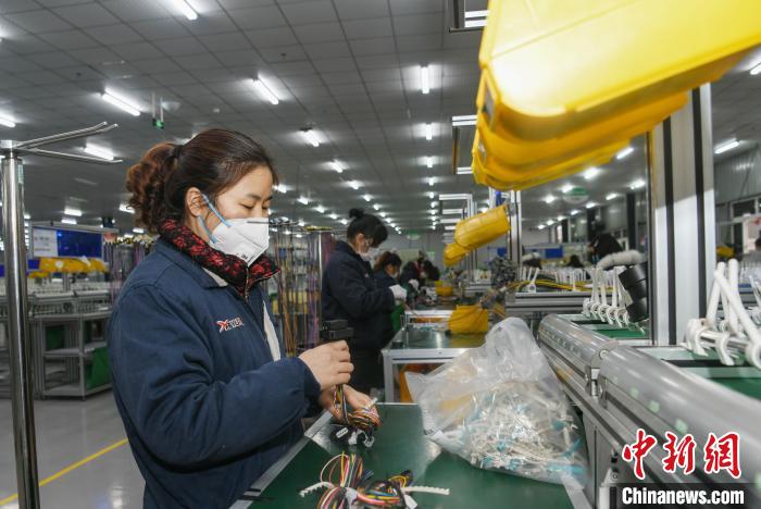 工人戴著口罩搶抓生產(chǎn)。　康建林 攝