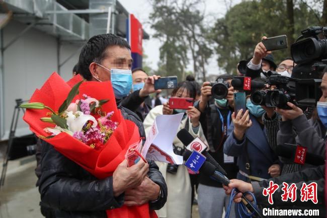 圖為貴州省最后一名新冠肺炎確診患者從貴州省將軍山醫(yī)院出院，患者接受媒體采訪?！■暮陚?攝