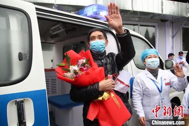 圖為貴州省最后一名新冠肺炎確診患者從貴州省將軍山醫(yī)院出院，患者與眾人揮手告別?！■暮陚?攝