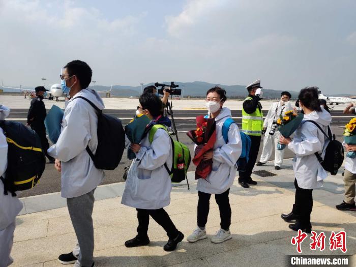 圖為交警向醫(yī)療隊敬禮。　韓帥南 攝