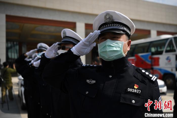 圖為交警們向醫(yī)療隊敬禮?！】灯?攝
