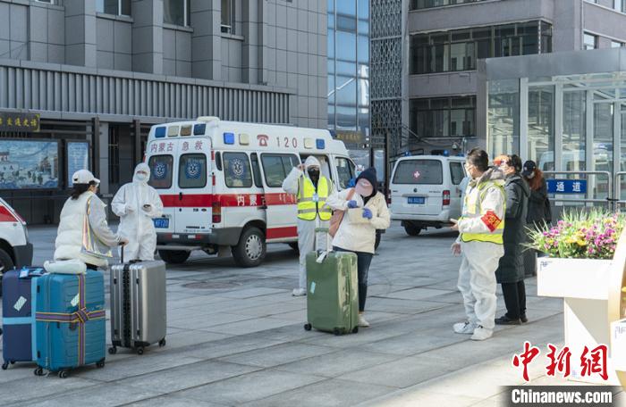 圖為呼和浩特車站“外防輸入”。　夏亮 攝
