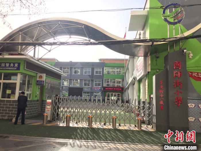 校門口設(shè)置臨時(shí)等候區(qū)，區(qū)域四周5米為禁行區(qū)。　高瑞峰 攝