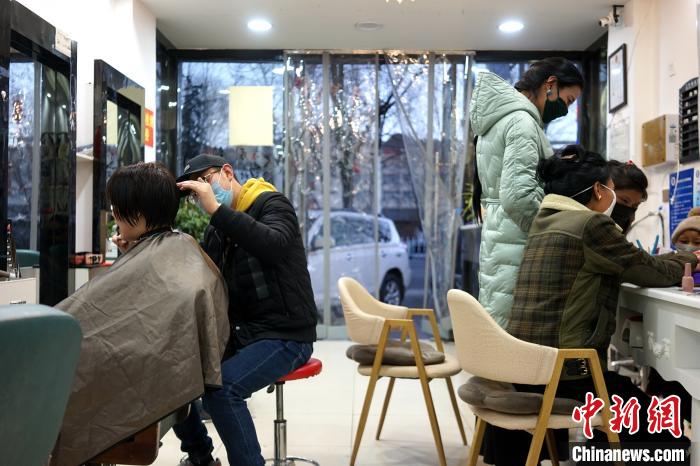 拉薩市民在一美發(fā)店理發(fā)、美甲?！〗w波 攝