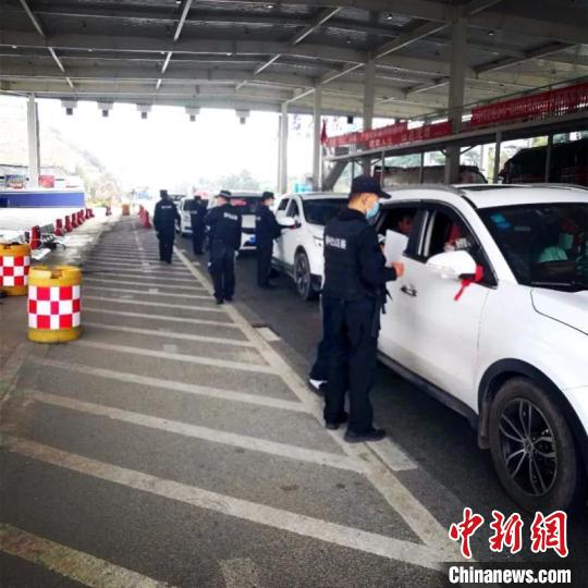 圖為云南一邊境檢查站防控疫情同時(shí)嚴(yán)防境外毒品滲透?！≡颇鲜」矎d供圖 攝