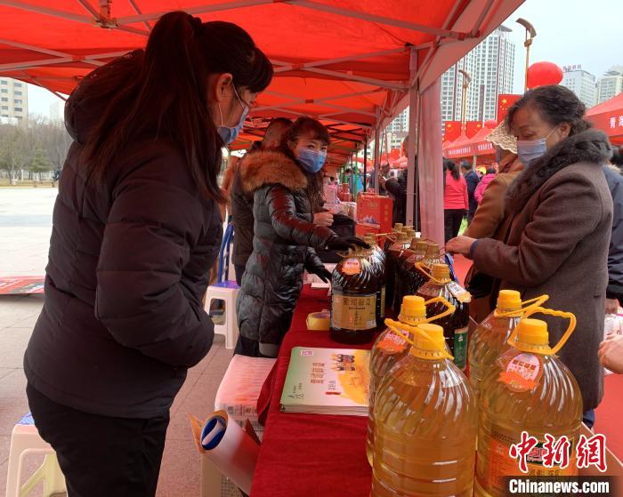 圖為市民們正在采購商品。　孫睿 攝