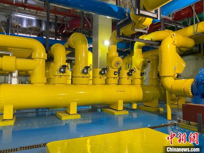 圖為中國移動云南數(shù)據(jù)中心冷卻系統(tǒng)?！⊥蹯簛?攝