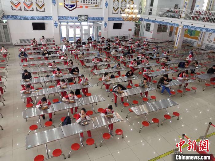 圖為學(xué)生們在食堂就餐?！鯆I娜 攝