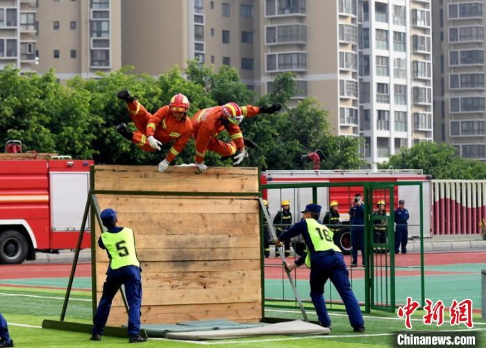新消防員進(jìn)行消防障礙接力操展示?！⒅铱?攝