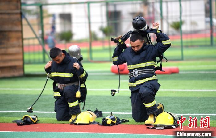 新消防員進(jìn)行穿戴空呼器展示。　劉忠俊 攝