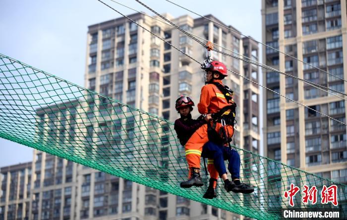 新消防員進(jìn)行T型救援操展示?！⒅铱?攝