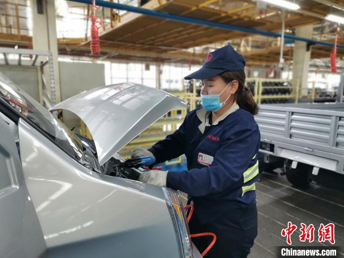 在滿足國(guó)外市場(chǎng)供應(yīng)的同時(shí)，成功汽車也緊盯國(guó)內(nèi)市場(chǎng)，拓渠道保銷量?！「唢w 攝