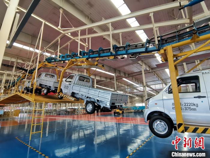 成功汽車是山西省重點(diǎn)轉(zhuǎn)型項(xiàng)目，擁有國(guó)內(nèi)先進(jìn)的零部件、發(fā)動(dòng)機(jī)整機(jī)自動(dòng)裝配和發(fā)動(dòng)機(jī)生產(chǎn)線、實(shí)驗(yàn)線，還有國(guó)際一流的工業(yè)機(jī)器人?！「唢w 攝