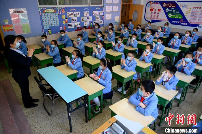 學(xué)校是人群密集場(chǎng)所，山西省疫情防控工作領(lǐng)導(dǎo)小組要求，要周密閉環(huán)做好疫情防控。　韋亮 攝