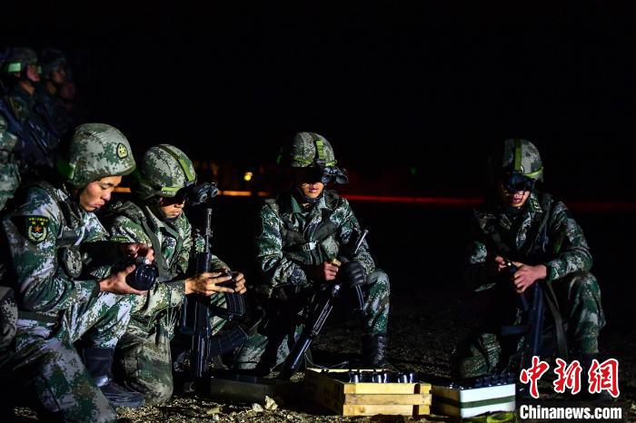 戰(zhàn)士正在補(bǔ)充彈藥?！∑呀?攝