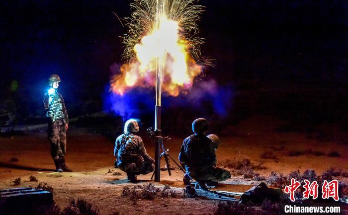 演練中偵察兵在夜間利用迫擊炮摧毀敵輕型裝甲?！」鶘|東 攝