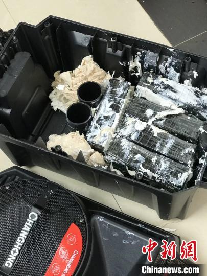 圖為臨滄邊境管理支隊(duì)從音響中查獲毒品?！⒂狼?攝