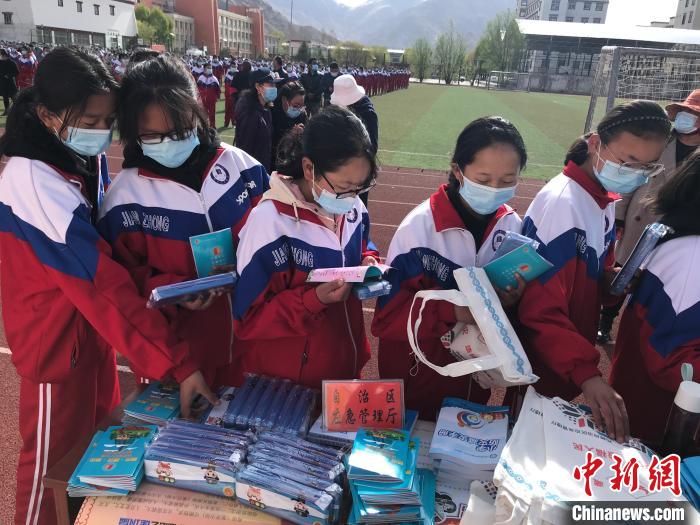 圖為西藏自治區(qū)應(yīng)急管理廳在學(xué)校開(kāi)展安全生產(chǎn)宣傳(資料圖)。西藏自治區(qū)應(yīng)急管理廳 供圖