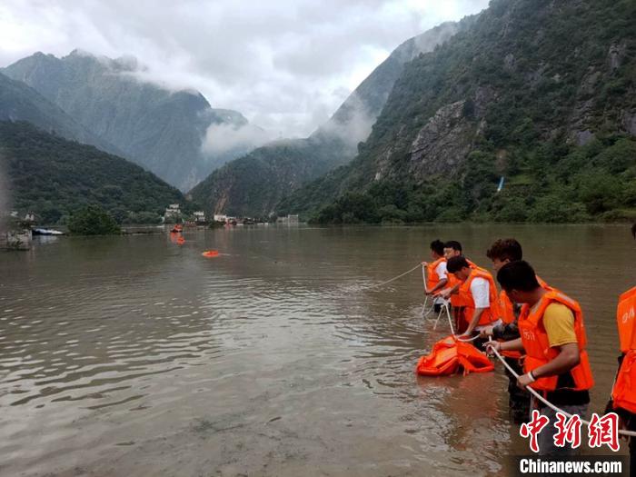 救援人員正在全力營(yíng)救被困群眾。　丹巴宣提供 攝