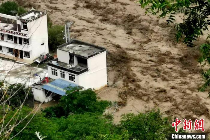 洪水淹沒房屋。　丹巴宣提供 攝