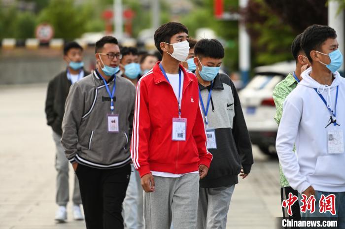 7月7日，考生在拉薩三高考點(diǎn)外有序排隊(duì)，等待進(jìn)入考場(chǎng)?！『闻罾?攝