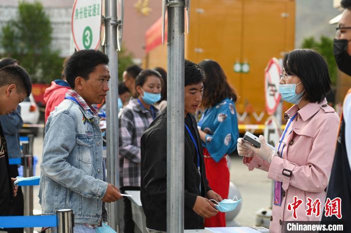 7月7日，考生在拉薩三高考點(diǎn)外進(jìn)行身份證件核驗(yàn)?！『闻罾?攝