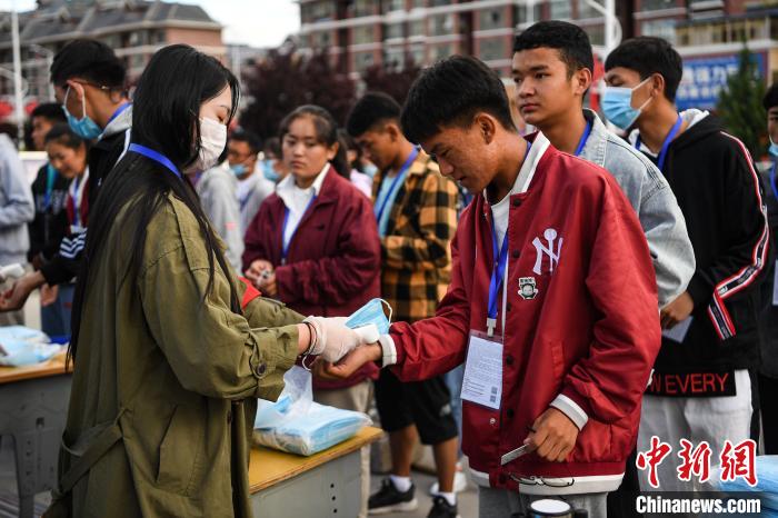 7月7日，考生在拉薩三高考點(diǎn)外測(cè)量體溫。　何蓬磊 攝