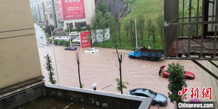 圖為重慶萬(wàn)州城區(qū)積水嚴(yán)重?！≈貞c萬(wàn)州區(qū)委宣傳部供圖 攝