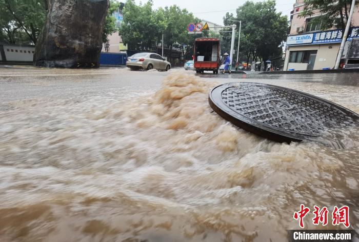 圖為重慶萬(wàn)州城區(qū)積水嚴(yán)重?！≈貞c萬(wàn)州區(qū)委宣傳部供圖 攝