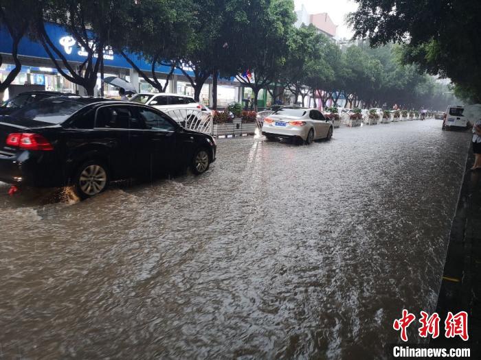 圖為重慶萬(wàn)州城區(qū)積水嚴(yán)重?！≈貞c萬(wàn)州區(qū)委宣傳部供圖 攝