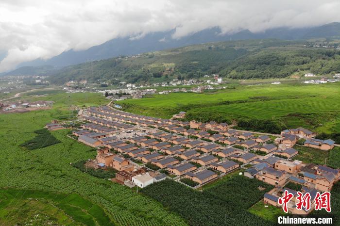 甲甲溝村新建農(nóng)房掩映在農(nóng)作之間?！埨?攝