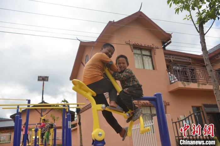 甲甲溝村里玩耍的孩子?！埨?攝