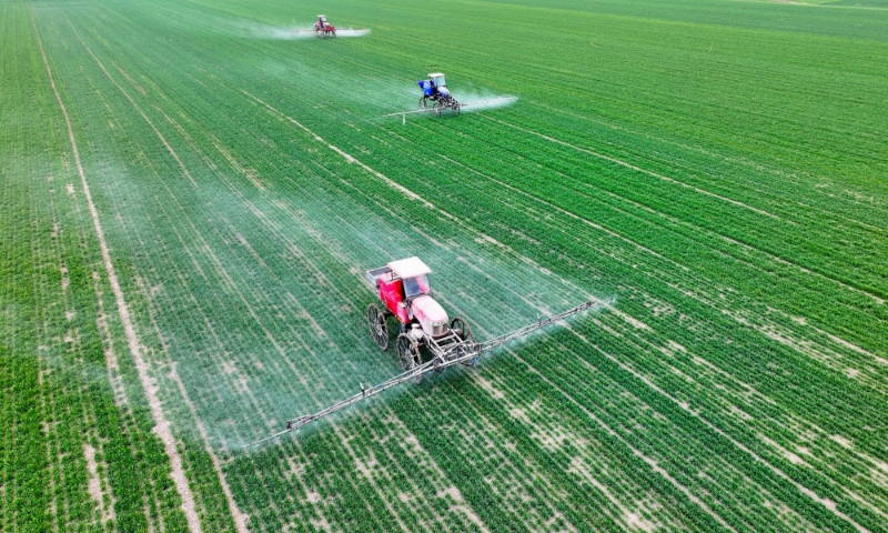 2024年2月18日，安徽省亳州市，利辛縣紀王場鄉(xiāng)孫老家村麥田，農(nóng)民駕駛自走式高桿噴霧機對小麥進行噴藥作業(yè)。