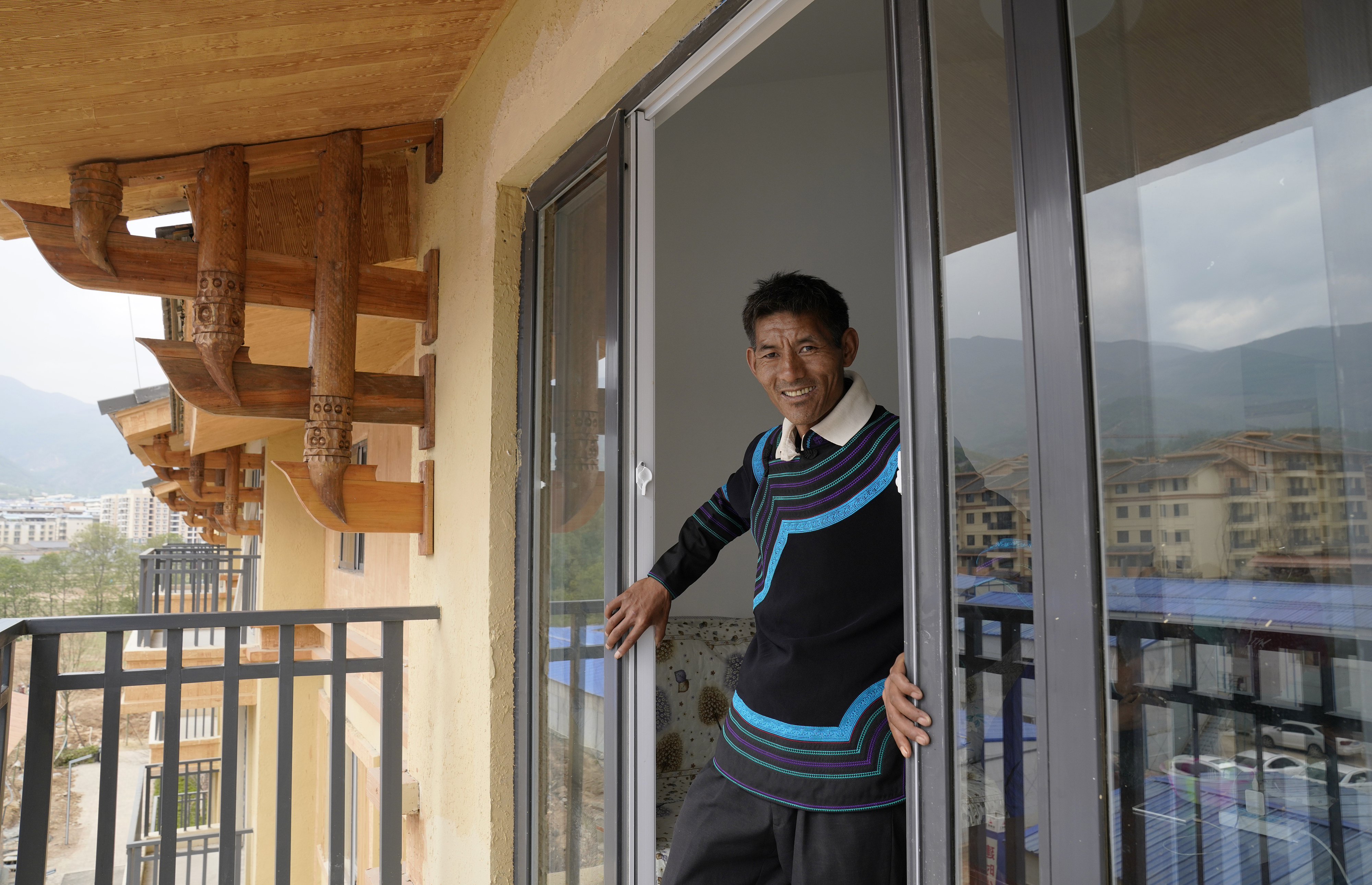 2020年5月14日，四川涼山彝族自治州昭覺縣，“懸崖村”村村民某色伍哈入住新房。